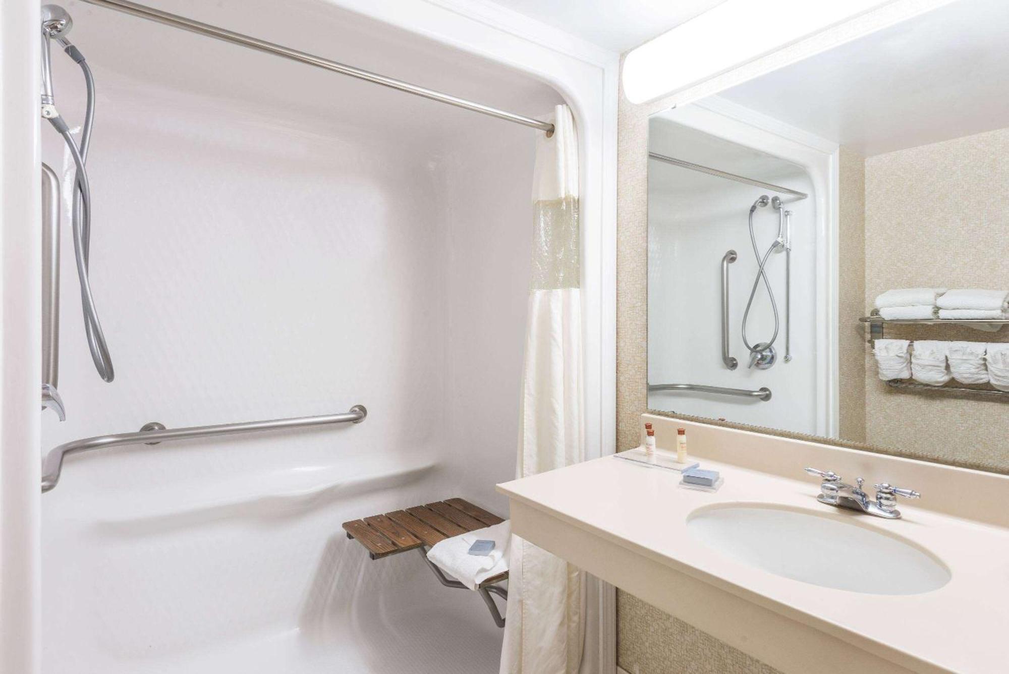 Wingate By Wyndham Airport - Rockville Road 3*
