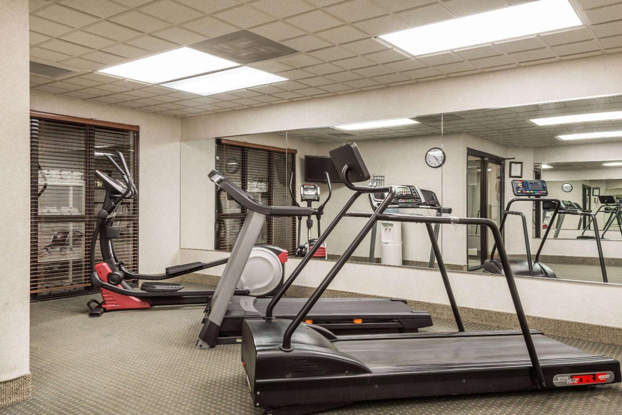 Wingate By Wyndham Airport - Rockville Road Hotel Indianapolis